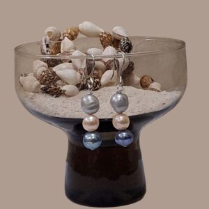 This elegant piece creates a subtle yet classy look