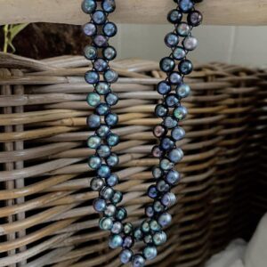 Peacock pearl knotted necklace
