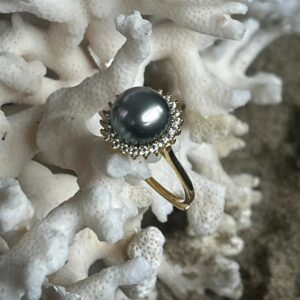 Tahitian pearl on silver rings.